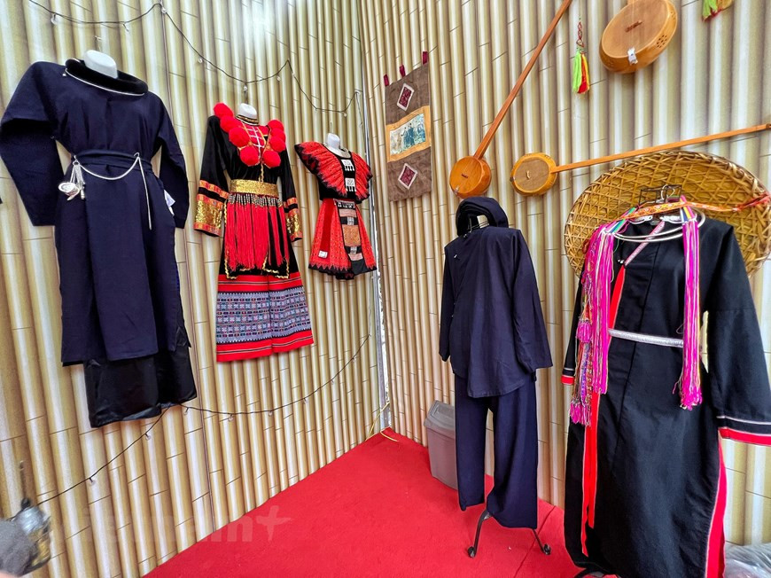 Una amplia gama de actividades se llevan a cabo del 15 al 17 de abril en la zona peatonal alrededor del lago Hoan Kiem y sus áreas adyacentes en el centro de Hanoi, para promover la cultura de la región montañosa del norte (Viet Bac). Las actividades están enmarcadas en la Semana de la Cultura y el Turismo de la región. Junto con las especialidades de las localidades, el programa incluye representaciones artísticas que destacan la cultura tradicional de los residentes de la zona. La conectividad entre las seis provincias mencionadas y Hanoi ayudará a impulsar el turismo en toda la región, así como en las localidades adyacentes. (Foto: Mai Mai/Vietnam+) 