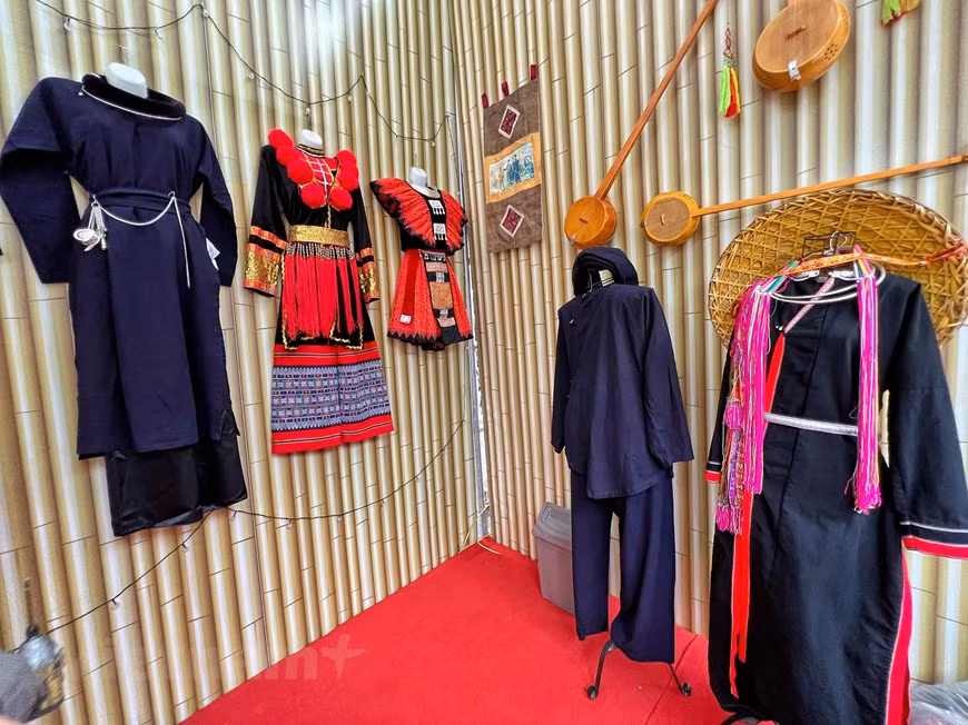 Una amplia gama de actividades se llevan a cabo del 15 al 17 de abril en la zona peatonal alrededor del lago Hoan Kiem y sus áreas adyacentes en el centro de Hanoi, para promover la cultura de la región montañosa del norte (Viet Bac). Las actividades están enmarcadas en la Semana de la Cultura y el Turismo de la región. Junto con las especialidades de las localidades, el programa incluye representaciones artísticas que destacan la cultura tradicional de los residentes de la zona. La conectividad entre las seis provincias mencionadas y Hanoi ayudará a impulsar el turismo en toda la región, así como en las localidades adyacentes. (Foto: Mai Mai/Vietnam+) 