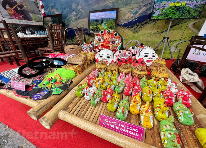La Semana de la Cultura y el Turismo de seis provincias de la región de Viet Bac y Hanoi en 2022 durará desde ahora hasta finales del 17 de abril. El programa incluye una ceremonia y un espectáculo artístico con el tema "Colores de Viet Bac" interpretado por el grupo de arte de esas localidades. El evento marca la primera vez que el programa anual "Viajando por las áreas patrimoniales de la región de Viet Bac", se organiza fuera de la zona, con el objetivo de promover el turismo local. En la foto: Cada máscara está asociada con un cuento popular del pueblo Tay en la provincia. (Foto: Mai Mai/Vietnam+) 