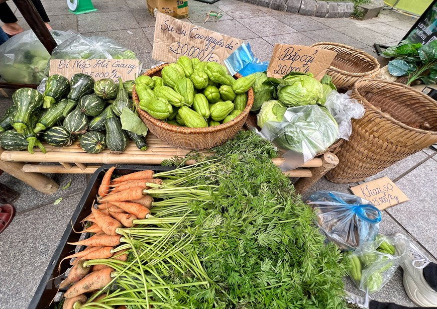 Las actividades en el marco del evento incluyen un programa de representaciones artísticas que tendrá lugar la noche del 15 de abril con el fin de presentar a los visitantes la identidad cultural única del pueblo Dao en las provincias de Viet Bac a través de la recreación de festivales tradicionales e interpretación de canciones, danzas folclóricas, instrumentos musicales étnicos, intercalados con obras de arte interpretadas por artistas en Hanoi. Cada provincia presenta la cultura típica local a través de cada stand de exhibición. En la foto: Los productos agrícolas de la meseta rocosa de Dong Van, de la provincia de Ha Giang, están presentes en Hanoi. 