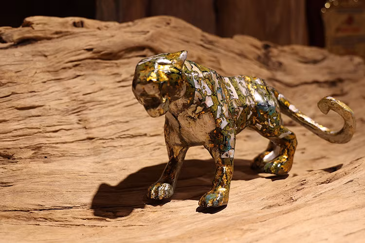 Estatua de laca de tigre con apariencia majestuosa. (Foto: VNA)