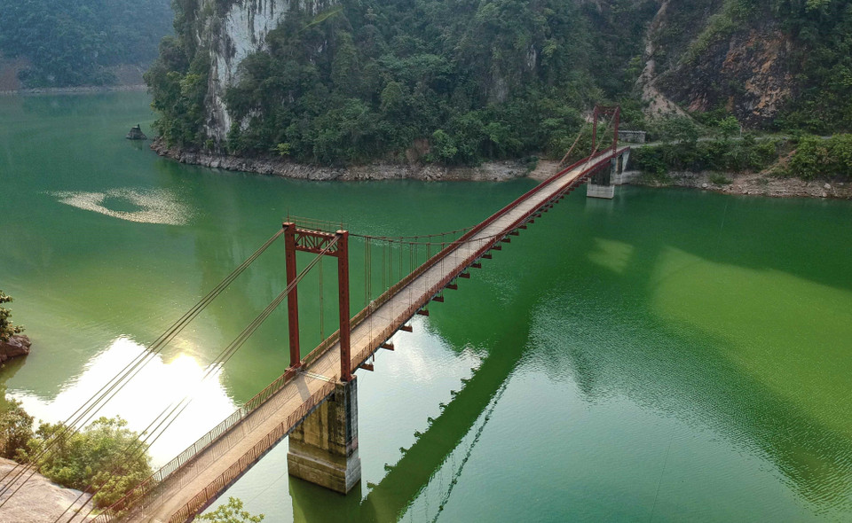 El puente Pa Phong cruza el embalse hidroeléctrico de Son La. Foto: VNA