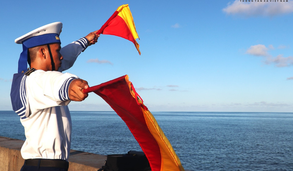Llegar a la isla sumergida es muy difícil, dependiendo en gran medida del flujo y reflujo natural de las mareas. (Foto: Periódico Tin Tuc)