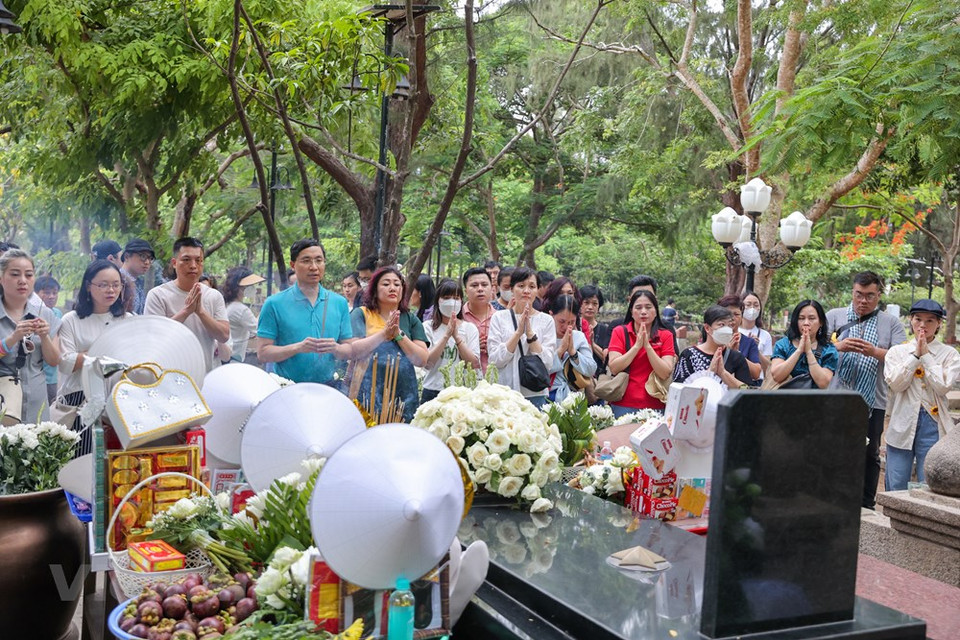 Los miembros del periódico electrónico VietnamPlus de la Agencia Vietnamita de Noticias (VNA) realizaron un viaje de "regreso a la raíz" a la isla de Con Dao, considerada en el pasado como el infierno en la tierra. Se trata de una actividad práctica para recordar a cada cuadro y reportero de este período sobre los buenos valores tradicionales de la patria, y rendir homenaje a los héroes y mártires caídos por la independencia nacional. Al rendir homenaje a los héroes caídos en el sitio, funcionarios, reporteros y editores del periódico observan el espíritu heroico de decenas de miles de soldados revolucionarios y patriotas vietnamitas que han quedado para siempre en la tierra de Con Dao. (Foto: Vietnam+)