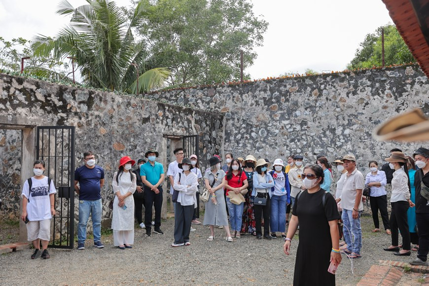 Del 24 al 26 de junio, el personal del periódico electrónico VietnamPlus de la Agencia Vietnamita de Noticias (VNA) organizó un viaje de "regreso a la raíz" a Con Dao, en la provincia sureña de Ba Ria – Vung Tau, donde hay sitios históricos que marcan los crímenes de los agresores y la indomabilidad y resistencia de miles de soldados. En 1862, poco después de la ocupación francesa de las tres provincias del este, se estableció en Con Dao un brutal sistema de prisiones. Hasta 1975, por 113 años, Con Dao fue un "infierno en la tierra" para miles de prisioneros vietnamitas que lucharon contra el colonialismo francés y el régimen títere de Saigón. (Foto: Vietnam+) 