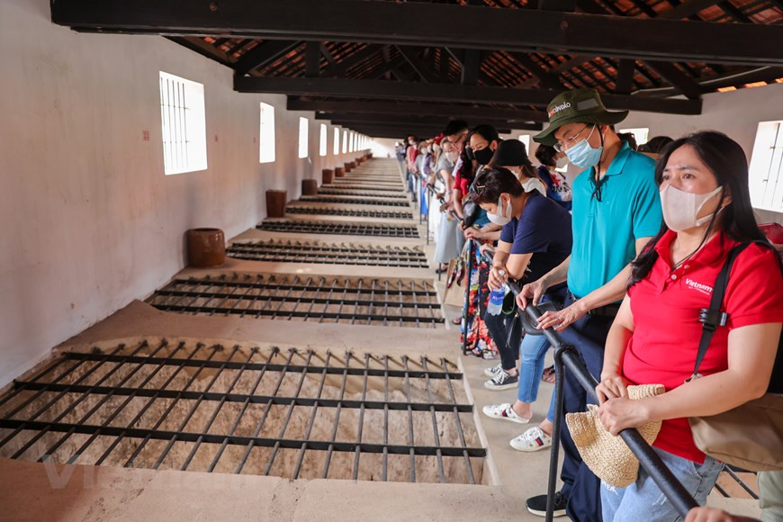 Durante más de un siglo conocida como "el infierno en la tierra", la isla de Con Dao hoy día trata de dejar atrás su terrorífico pasado para potenciar el turismo en sus playas paradisíacas y sus frondosas selvas. El archipiélago se convierte en la actualidad en una espléndida "perla" que atrae a un gran número de turistas tanto nacionales como internacionales, gracias a sus bellas y prístinas playas, arrecifes de coral y extensos bosques verdes. Situado a 97 millas náuticas de la ciudad de Vung Tau, el distrito isleño de Con Dao, provincia de Ba Ria-Vung Tau, se compone de 16 islas e islotes. (Foto: Vietnam+)