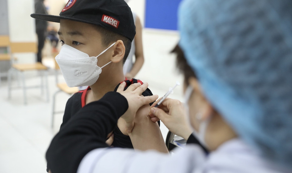 El personal médico pone inyección a un alumno en la escuela secundaria Le Ngoc Han. Foto: VNA