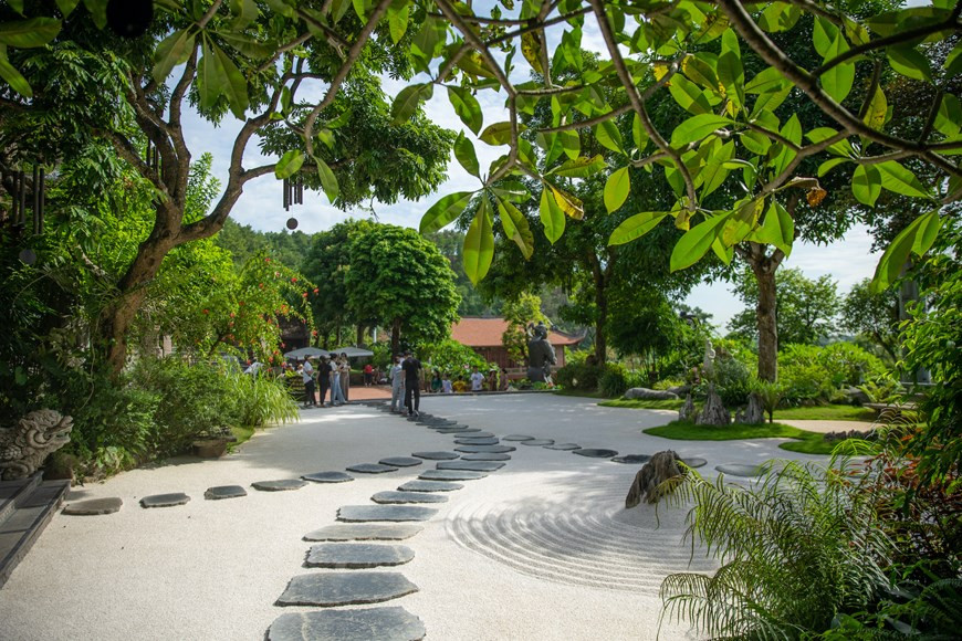 La pagoda, ubicada en el pueblo de Ninh Trung (comuna de Liem Son, distrito de Thanh Liem, provincia de Ha Nam) ha atraído a muchos turistas nacionales e internacionales gracias a su belleza pura y pacífica.