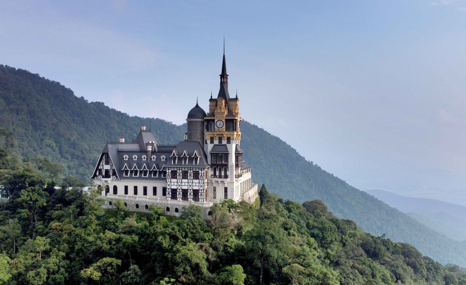 El castillo en la cima de la montaña en la zona turística de Tam Dao. (Foto: VNA)