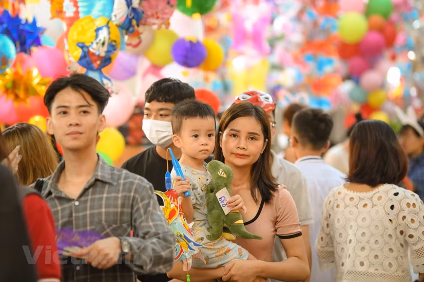 Cada sitio tiene su costumbre diferente en la fiesta. En Vietnam, el Festival del Medio Otoño es ocasión para que los miembros de la familia se reúnan, y los niños se diviertan con sus juguetes por las calles, donde por estos días se realizan actuaciones de Mua Rong (danzas de dragón) y Mua Lan (danzas de león). En las calles principales, se decoran con múltiples farolillos y luces, además de juguetes de forma de la estrella, el típico para esa ocasión. En el festejo, la gente come pastel de luna, toma té, contempla la luna y ora por la salud y felicidad de la familia. (Foto: Vietnam+) 