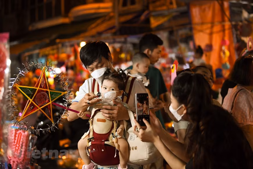 El pastel de luna es un plato infaltable en los hogares de Vietnam en ocasión de la Fiesta del Medio Otoño. Durante el festejo, que ocurre el día 15 del octavo mes lunar, las personas consumen este dulce típico, cuyos dos tipos se conocen como Banh Deo (pastel de arroz glutinoso) y Banh Nuong (pastel al horno). Como relleno de Banh Deo y Banh Nuong, existen incontables variedades de pasteles de luna, pero el relleno típico incluye nueces, pasta de semillas de loto, pasta de frijol, dátiles chinos, almendras, carne picada o semillas de melón. Se disfrutan esos pasteles acompañados de té de loto. (Foto: Vietnam+)