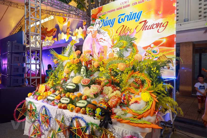 Cada Fiesta del Medio Otoño, las calles conocidas como el “reino de los juguetes” de Hanoi se engalanan, para atraer todas las miradas de los niños. Muchos juguetes, tales como cabezas de león hechas de papel, máscaras con rostros de animales o personajes de animados y linternas de diversas formas y colores, que estaban casi olvidados, ahora reaparecen en todas las tiendas. Muchos consumidores tienden a comprar los productos seguros y elaborados para sus hijos. Junto con la bandeja de frutas y dulces típicos, los juguetes son artículos indispensables para los niños en esta ocasión, que los ayudan a disfrutar de una fiesta feliz. (Foto: Vietnam+) 