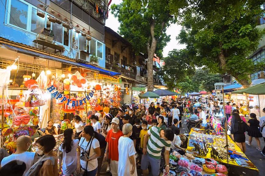 La Fiesta del Medio Otoño o Festival de la Luna es una actividad tradicional de numerosas culturas orientales dedicada a la infancia, que se celebra el día 15 del octavo mes del calendario lunar. Este año, los juguetes característicos de esta ocasión abarrotaron los mercados de Hanoi. Las calles bien conocidas por la venta de esos artículos son Hang Ma, Hang Can y Luong Van Can, que se encuentran en el casco antiguo de esta capital milenaria. Los tradicionales juguetes como linternas multicolores en forma de estrella, máscaras de diversos diseños, tambores y cabezas de león de papel los cuales se venden a precios razonables, son los favoritos de los clientes. (Foto: Vietnam+) 