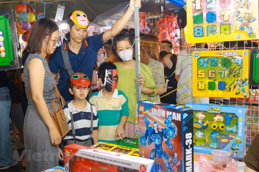 La Fiesta del Medio Otoño o Festival de la Luna es una actividad tradicional de numerosas culturas orientales dedicada a la infancia, que se celebra anualmente el día 15 del octavo mes del calendario lunar, ocasión en la que se venden pasteles de luna, además de los productos tradicionales. En los últimos años, los juguetes tradicionales elaborados exclusivamente para esta ocasión festiva han vuelto a la vida de la gente. Faroles de papel transparente, máscaras hechas de papel mache, panderetas y otros juguetes de hierro, son cada vez más vendidos en esta ocasión. Las calles de Hang Ma y Hang Luoc atraen a numerosos visitantes, quienes llegan para divertirse y comprar productos típicos de esta festividad otoñal. (Foto: Vietnam+) 