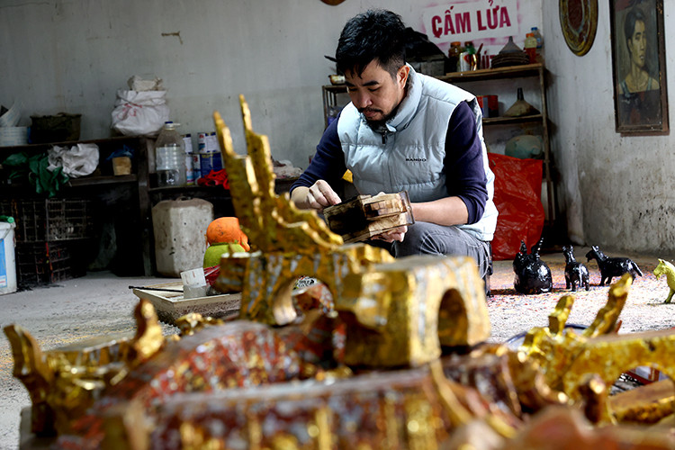 Para crear una obra de tigre, se deben pasar docenas de etapas, desde crear una idea, luego cincelar, tallar y dar forma al bloque de madera. (Foto: VNA)