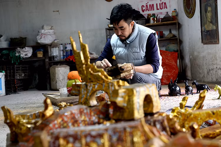 Para crear una obra de tigre, se deben pasar docenas de etapas, desde crear una idea, luego cincelar, tallar y dar forma al bloque de madera. (Foto: VNA)