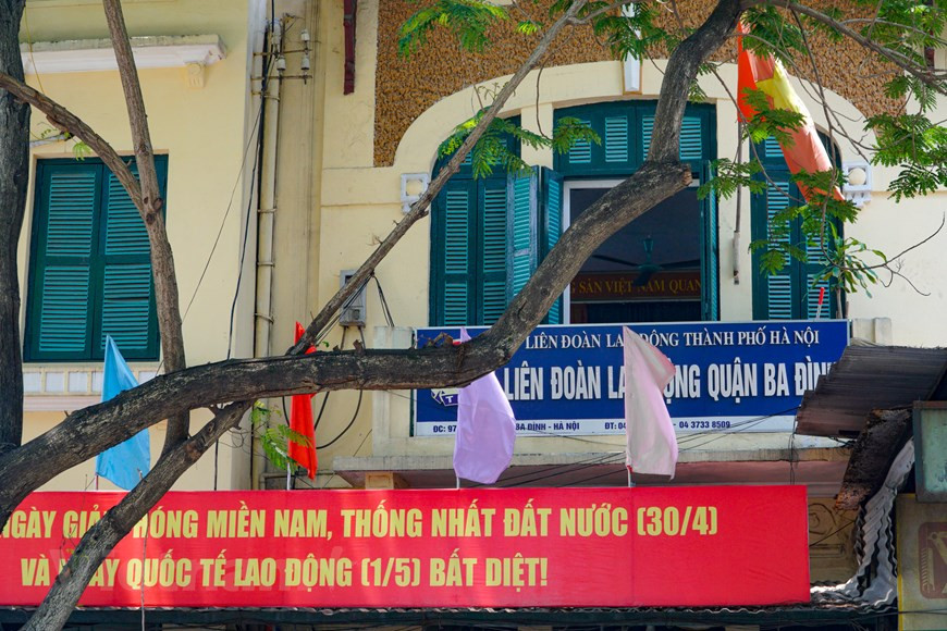 En abril, la ciudad comenzó la renovación de un antiguo edificio francés situado en una ubicación privilegiada con dos fachadas que cubren casi mil metros cuadrados. Esta antigua villa, una de las primeras construidas en la ciudad capital, es una de las villas más típicas ubicadas en el centro de Hanoi, pero ha estado abandonada durante años y se encuentra en grave estado de deterioro. Construida a principios del siglo XX, esta es una de las propiedades que aún conservan rasgos arquitectónicos coloniales. La renovación seguirá los métodos que se están aplicando en Francia para servir como modelo de proyecto de restauración para edificios similares de la era francesa en la capital. (Foto: Minh Hieu/Vietnam+)