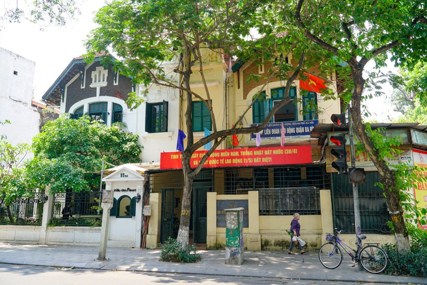  Según el Departamento de Construcción de Hanoi, las mil 216 villas se dividen en tres grupos. El Grupo 1 presenta villas asociadas con reliquias históricas y culturales catalogadas o patrimonio cultural. El Grupo 2 (356 villas) incluye villas de valor arquitectónico pero que no están clasificadas en el Grupo 1. Las villas restantes están en el grupo 3 (638 villas). Hogar de 111 villas en el Grupo 1, el distrito de Ba Dinh tiene el mayor número entre los distritos de Hanoi, seguido de Hoan Kiem con 87 villas antiguas. Esas villas son de propiedad de los gobiernos municipal y central, privadas y algunas otras son de propiedad mixta o conjunta de varios hogares. La mayoría de fueron construidas hace más de 100 años. (Foto: Minh Hieu/Vietnam+) 