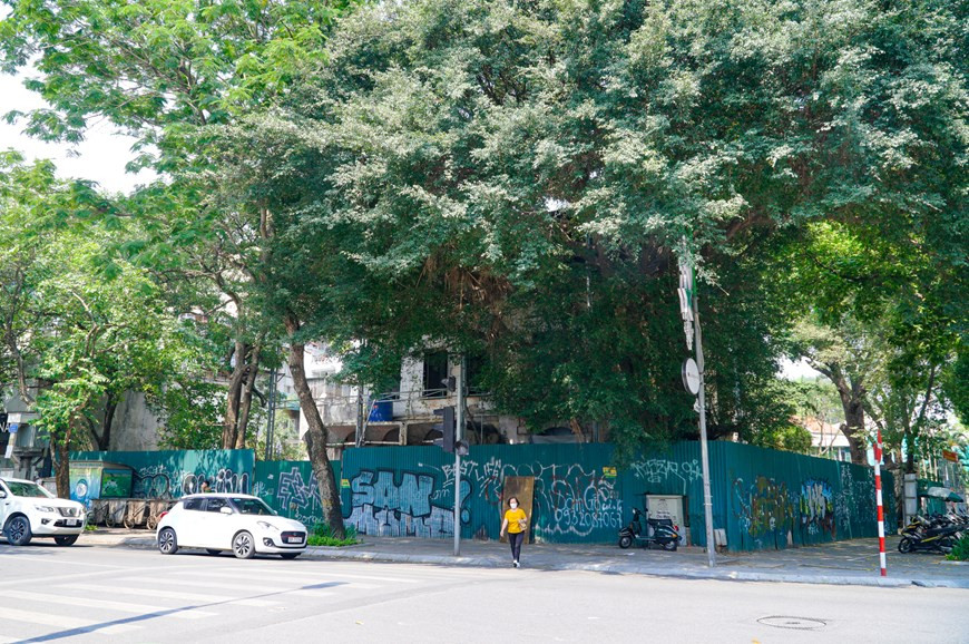 Según las estadísticas oficiales, de esas villas, 367 son de propiedad de los gobiernos municipal y central, 117 son privadas y algunas otras son de propiedad mixta o conjunta de varios hogares. La mayoría de ellas fueron construidas hace más de 100 años. Hanoi tiene como objetivo renovar 60 villas y otras estructuras bajo la gestión de las autoridades municipales y del gobierno central. Las autoridades municipales reforzarán la gestión de más de mil mansiones de 100 años con arquitectura francesa. Las autoridades de la capital milenaria han intensificado la cooperación con otros países para las labores de mantenimiento y preservación de esas viviendas.(Foto: Minh Hieu/Vietnam+) 