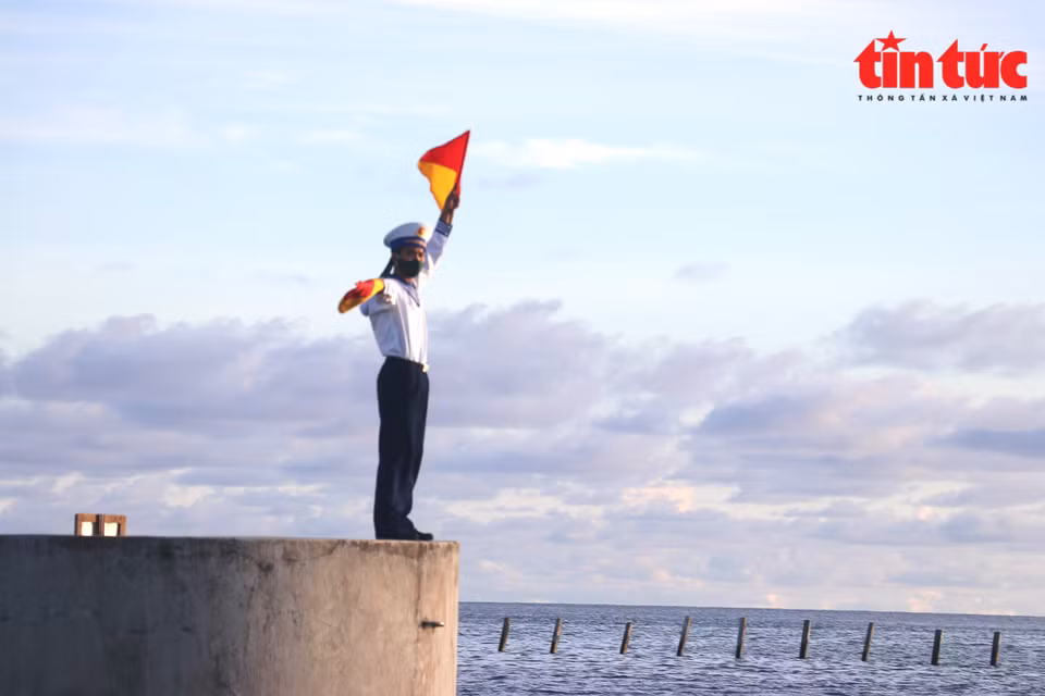 La distancia desde el sitio donde el barco se ancla a la isla es de aproximadamente un kilómetro, por lo que el barco CQ (soberano) llevará a la delegación a la isla en canoa. Sin un piloto que guíe el camino, entrar y salir será muy difícil para los que llegan por primera vez a la isla. (Foto: Periódico Tin Tuc)