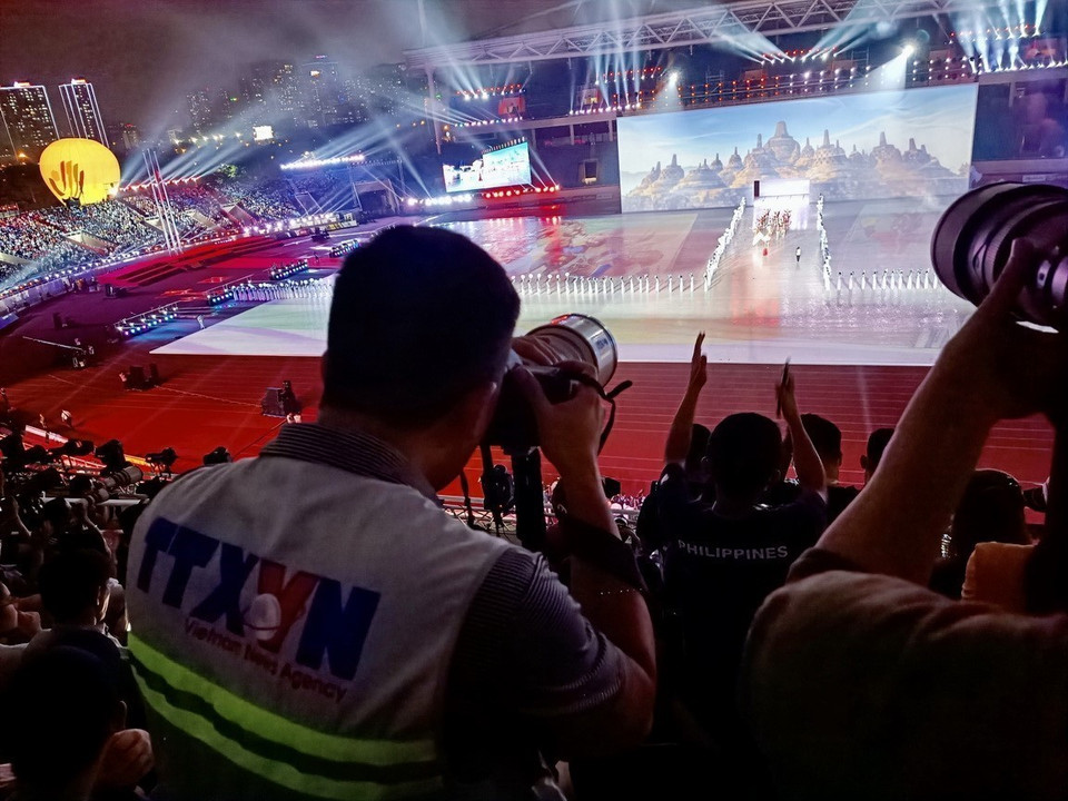 Un fotoperiodista de la Agencia de Noticias de Vietnam trabaja en la ceremonia de apertura de los 31º Juegos Deportivos del Sudeste Asiático (SEA Games 31), en el Estadio Nacional My Dinh, en Hanoi. (Foto: VNA)