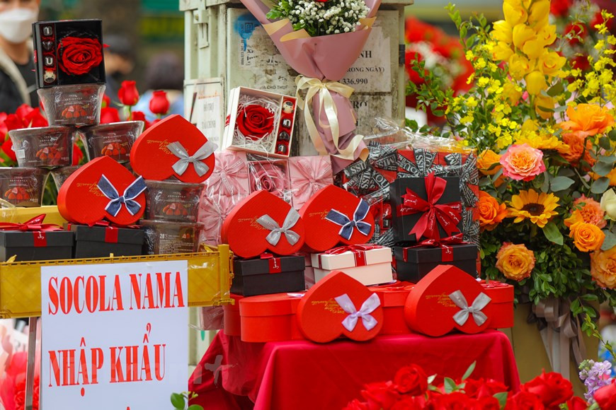 Los regalos disponibles también son diversos. Además de los obsequios tradicionales como flores, joyas, chocolate y perfumes, hay otros regalos originales como corazoncitos de cristal y osos de peluche que reproducen canciones románticas, cuyos precios varían de 100 mil hasta 700 mil dong (de cinco a 30 dólares estadounidenses). En las florerías de las grandes urbes como la capital Hanói y Ciudad Ho Chi Minh, el precio de las flores aumentó del 50 al 100 por ciento. A causa de la pandemia de COVID-19, las compras no son tan abundantes como en los años anteriores. Aun así, las tiendas deben prepararse para los pedidos que se multiplican por 3 o 4 en relación con los días normales. 