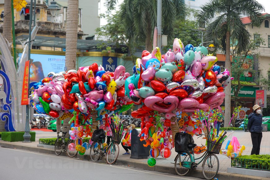 Después de muchos días de lluvias, viento y tiempo frío, la capital de Hanoi en el Día de San Valentín (14 de febrero) se vuelve fresco, apacible y romántico. Cada 14 de febrero se celebra el Día de Los Enamorados o Día de San Valentín, momento en el que el amor toma protagonismo y se suceden escenas románticas por todos los rincones del planeta. Los enamorados hacen regalos a sus parejas, piden matrimonio a la persona amada y las redes sociales se inundan con frases de amor y también de memes sobre el Día de los Enamorados, algunos de ellos muy imaginativos y divertidos. (Foto: PV/Vietnam+) 