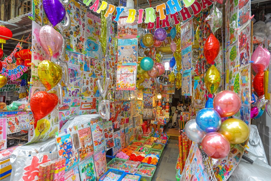 El Día de San Valentín es una festividad de origen cristiano que se celebra anualmente el 14 de febrero como conmemoración de las buenas obras realizadas por San Valentín de Roma, relacionadas con el concepto universal del amor y la afectividad. Desde hace años, el Día de San Valentín se convirtió en un acontecimiento especial en Vietnam y ha recibido el acogimiento entusiasta de los jóvenes. En las tiendas de regalos, además de chocolates, las joyas y peluches colocados en cestas llamativas son la selección de numerosos jóvenes. En este día, los ramos de flores, especialmente las rosas, superan las ventas. Se trata de una ocasión propicia para que los jóvenes expresen el amor a sus enamorados. (Foto: PV/Vietnam+) 