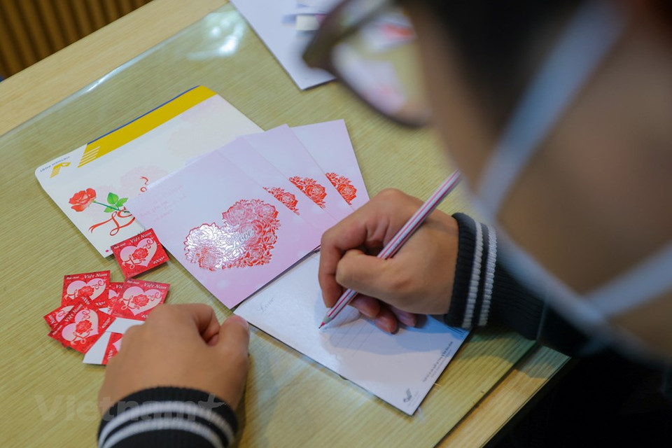 El Ministerio de Información y Comunicación, y la Corporación de Correo de Vietnam (VNPOST) lanzaron una colección de sellos postales con motivo del Día de San Valentín (14 de febrero). Los sellos tienen tamaño de 37 x 37 milímetros. Una característica especial de los "Sellos de amor" es el impreso en barniz que coloca la rosa en el centro de las estampillas. El conjunto emitidos en 2022 constituye el segundo de su tipo emitido por el Ministerio de Información y Comunicación en el período entre 2020 y 2024, tras el cual el tercero será lanzado en 2024. Los tres conjuntos se corresponden a tres etapas del amor, de la inicial hasta la eterna. 