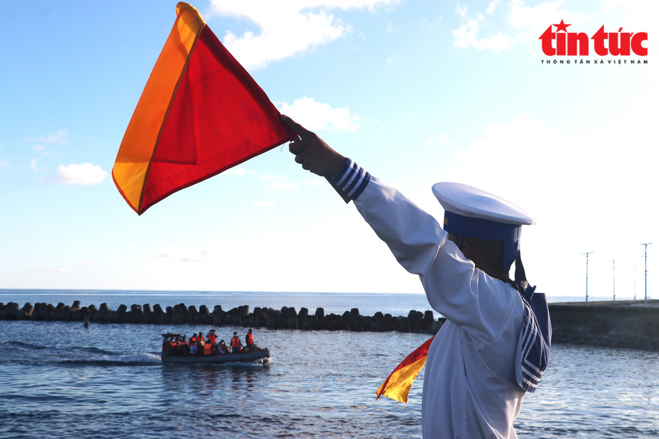  El soldado guía el barco a la isla de Song Tu Tay. (Foto: Periódico Tin Tuc) 