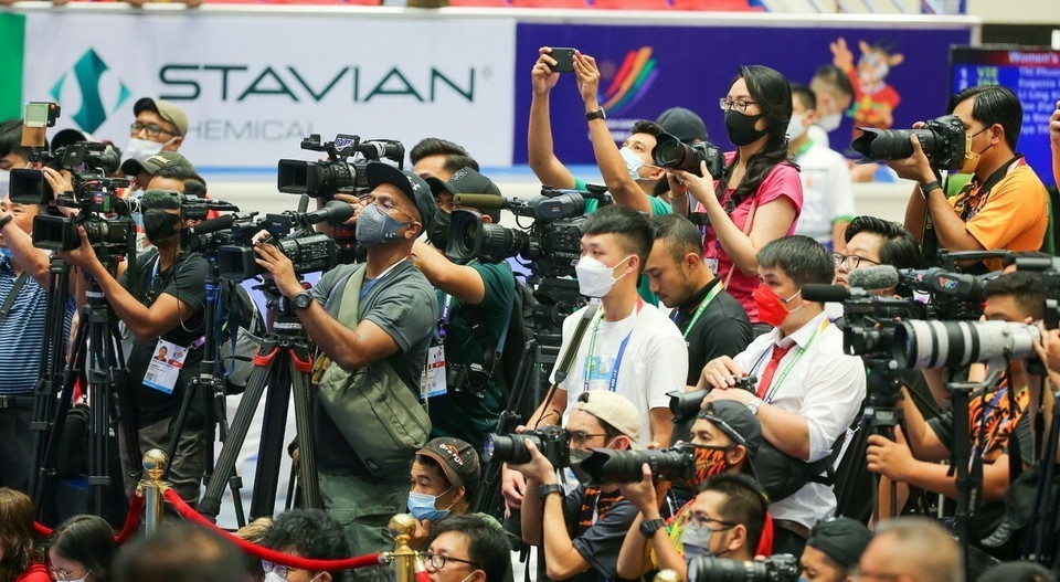 Reporteros nacionales e internacionales que cubren los 31º Juegos Deportivos del Sudeste Asiático (SEA Games 31). (Foto: VNA)