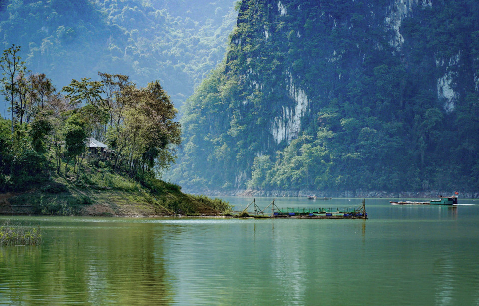 Pequeñas islas en medio del lago. Foto: VNA