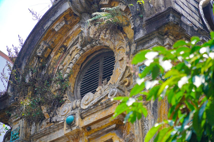 Muchas villas antiguas se encuentran en ubicaciones privilegiadas en el centro de la capital, pero han estado abandonadas durante años y se encuentran en un estado de deterioro grave. El Comité Popular local se ha coordinado con la Agencia de Cooperación Internacional de París de Francia para llevar a cabo un proyecto de conservación de una antigua villa en la calle de Hang Bai, la primera de su tipo en la ciudad. Según la lista de villas construidas antes de ese año en Hanoi, publicada en junio pasado, la capital tiene mil 216 villas antiguas divididas en tres grupos, incluidas las propiedades del estado, organizaciones, familias e individuos. (Foto: Minh Hieu/Vietnam+) 