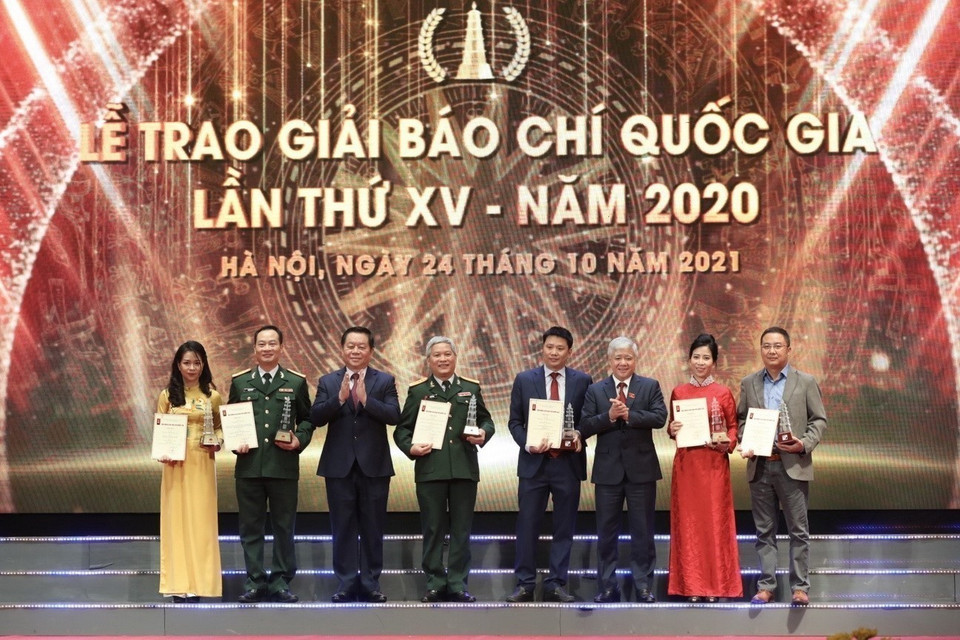 El jefe del Departamento de Propaganda y Educación del Comité Central del Partido Comunista de Vietnam, Nguyen Trong Nghia, y el presidente del Comité Central del Frente de la Patria de Vietnam, Do Van Chien, entregan premios a los autores y grupos de periodistas ganadores en el 15º Premio Nacional de Prensa 2020. (Foto: VNA)