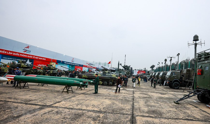 Mediante esta exposición, Vietnam quiere acumular experiencias para organizar cada dos años el evento, incluida la Exposición Internacional de Defensa de Vietnam 2024 en ocasión del 80 aniversario del Día de la Fundación del Ejército Popular de Vietnam. La muestra se lleva a cabo del 8 al 10 de diciembre en el aeropuerto de Gia Lam y el campo de golf Long Bien, en esta capital. La exposición constituye una oportunidad para que los países compartan experiencias y exploren oportunidades para estrechar la coordinación en el futuro. En la foto: Las áreas de exhibición de armas al aire libre del Ejército Popular de Vietnam atraen a una gran cantidad de visitantes. (Foto: Nguyen Hai/Vietnam+)