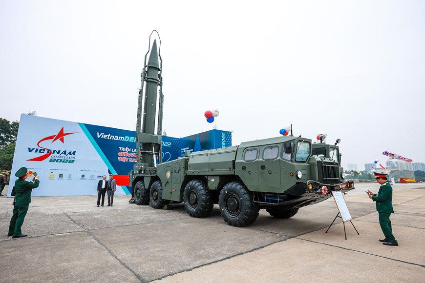 A propósito del evento de tres días en la capital de Hanoi, se organizan seminarios y foros que abordan la transformación digital y sus aplicaciones en el campo de la defensa, así como la cooperación entre Vietnam y otros países. El Comité Organizador también ha preparado un espacio cultural y otro de gastronomía, así como el área de exhibición "Economía-defensa en la era de la tecnología digital" para presentar hitos del Ejército Popular de Vietnam en cada período de la historia asociado con el desarrollo socioeconómico. En la foto: Misil tierra-tierra R-17E con una longitud de 11,164 mm, un alcance de hasta 300 km. (Foto: Nguyen Hai/Vietnam+)