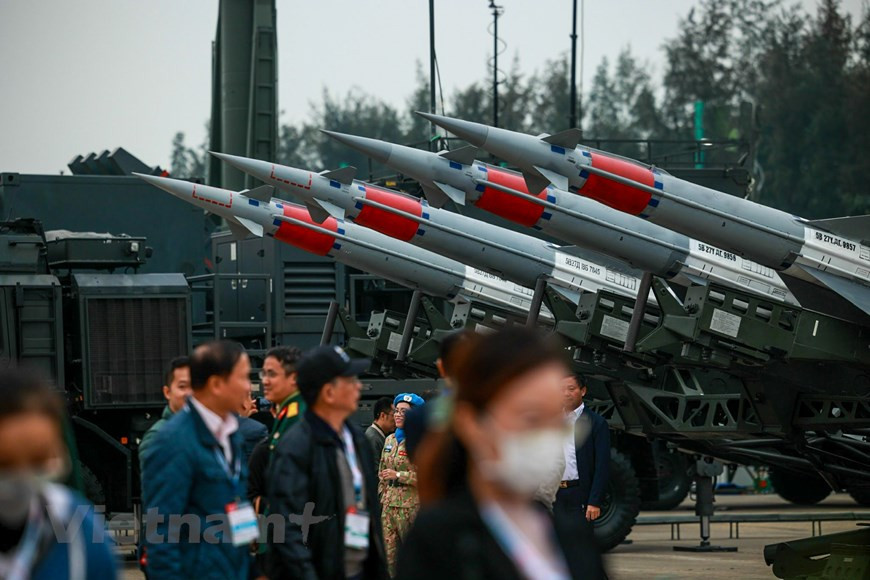 Dentro de los atractivos de la exposición, que se lleva a cabo del 8 al 10 del presente mes en el aeropuerto de Gia Lam y el campo del golf de Long Bien, en Hanoi, pueden observarse los vehículos de combate, las soluciones tecnológicas, las armas y los equipos utilizados por la marina, el ejército y la defensa aérea, la guerra cibernética, la logística y la ingeniería. En la foto: El complejo de misiles de defensa aérea S125-2TM del Ejército Popular de Vietnam. S125-2TM es un sistema de misiles antiaéreos que se utiliza para destruir todas las armas aéreas avanzadas del enemigo en situaciones de interferencia complejas. (Foto: Nguyen Hai/Vietnam+)