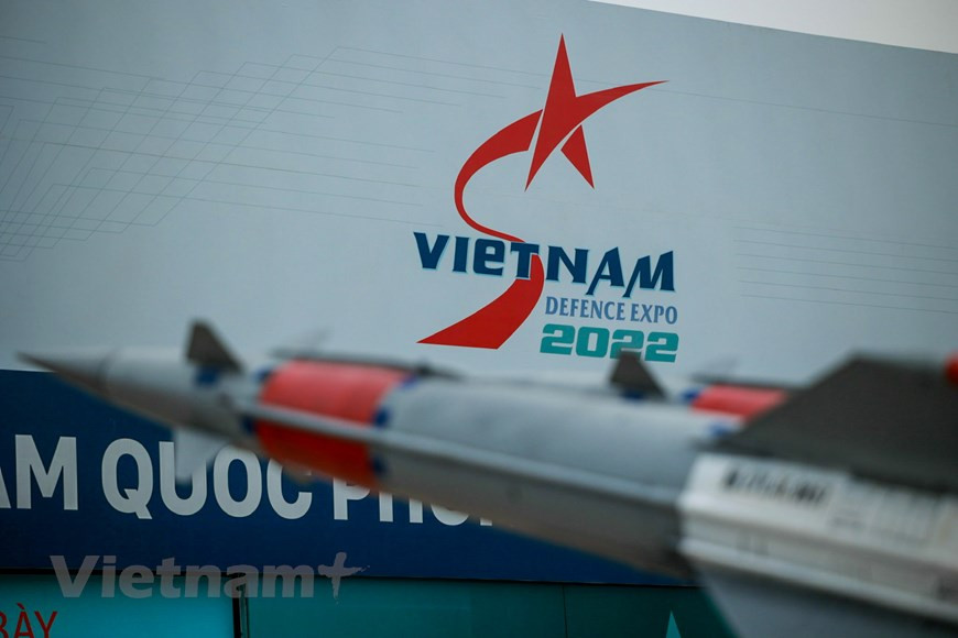 El aeropuerto de Gia Lam y el campo de golf Long Bien, en Hanoi, acogen la Exposición Internacional de Defensa de Vietnam 2022 que se lleva a cabo del 8 al 10 de diciembre. Durante la cita, además de una serie de armas del Ejército Popular de Vietnam, se muestran misiles tierra-tierra Scud-B (R17E), tanques T90SK o complejos de misiles antiaéreos, entre otros. Muchos fabricantes internacionales trajeron a la exhibición muestras individuales de armas. La exposición atrae a más de 170 unidades y empresas de 30 países de todo el mundo interesados en exhibir medios de combate, soluciones tecnológicas, armas y equipamientos logísticos y técnicos. (Foto: Nguyen Hai/Vietnam+)