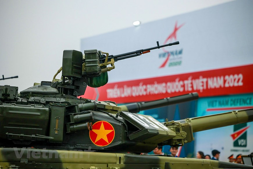 Con un evento de la magnitud de la Exposición Internacional de Defensa de Vietnam 2022, en desarrollo en esta capital, la nación indochina se propuso como objetivos fortalecer la cooperación internacional y la diplomacia de defensa, fomentar la confianza entre Vietnam y los países del mundo y presentar las potencialidades tecnológicas y armas producidas por el país indochino. En la foto: El tanque T-90SK del Ejército Popular de Vietnam. El modelo pesa 46,5 toneladas, mide 9,67 m de largo, 3,78 m de ancho y 2,86 m de alto, con una velocidad máxima de 60 km/hora. El arma principal del T90 es un cañón de 125 mm, con una velocidad de ocho disparos por minuto. (Foto: Nguyen Hai/Vietnam+)