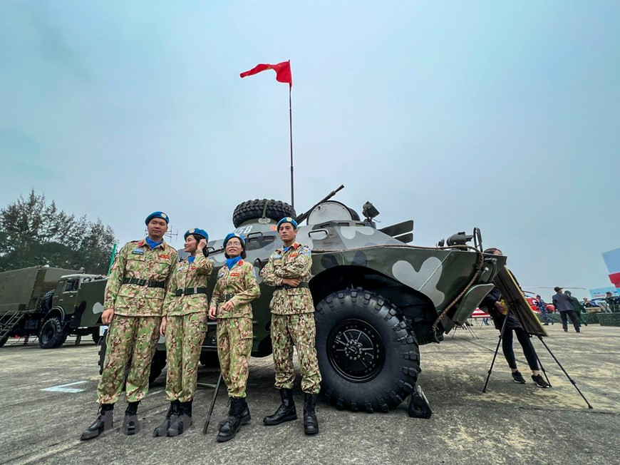 La cita con participación internacional marca la primera vez en la historia que el Ministerio de Defensa organiza una exhibición de defensa a gran escala. El propósito no es solo presentar y promover los logros de la industria de defensa vietnamita, sino también mostrarles a los amigos internacionales la imagen del país, la cultura y el pueblo de Vietnam, y además adquirir experiencia en la organización de exhibiciones de defensa con una escala mayor y más efectiva. Los stands de Vietnam exhiben y presentan productos investigados y fabricados por agencias y unidades del Ministerio de Defensa y el Ministerio de Seguridad Pública. En la foto: Una gran cantidad de personas e incluso soldados están muy emocionados de asistir a la exhibición militar más grande de la historia. (Foto: Nguyen Hai/Vietnam+)