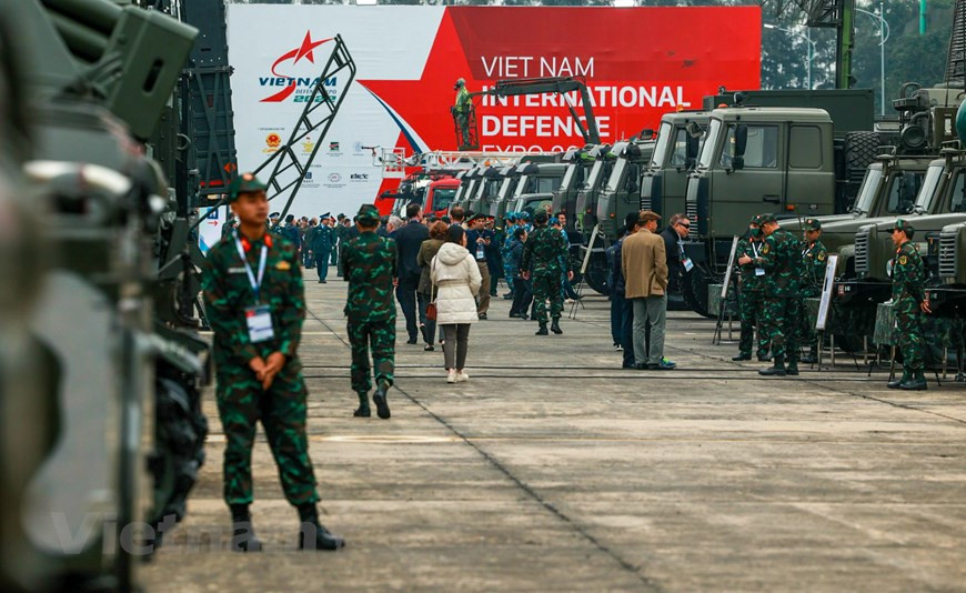 Medios de combate, soluciones tecnológicas, armas y equipamientos logísticos y técnicos fueron presentados en la exhibición por un total de 45 delegaciones participantes. El área de exposición abarca una superficie de más de 50 mil metros cuadrados bajo techo y 20 mil metros cuadrados al aire libre. 170 unidades procedentes de 30 países de la ASEAN, Asia, Europa y América exhiben sus productos. Se muestran una serie de armas modernas como el radar VKS-2DM capaz de detectar objetivos a cientos de metros de distancia, el vehículo de desinfección multipropósito KTH-20 del cuerpo químico con la función de descontaminación y desinfección a gran escala. (Foto: Nguyen Hai/Vietnam+)