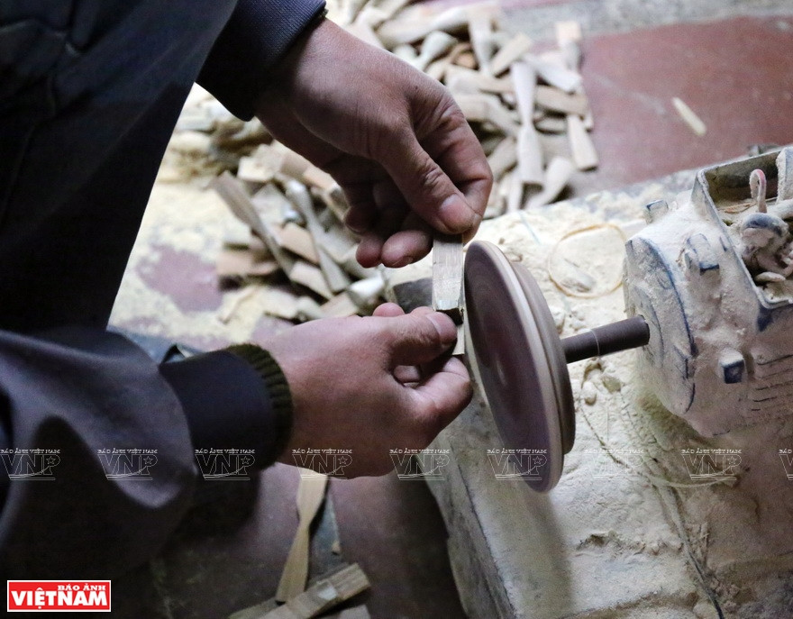 El cuerpo y las alas de la libélula se procesan a través de un molinillo y el ingenio de las manos del artesano.(Foto: Revista Vietnam)