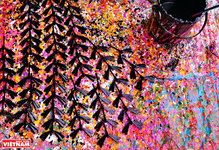 Las libélulas, después de darles forma y terminarlas, son llevadas a la sala de pintura. Aquí están pintadas en 10 colores diferentes. (Foto: Revista Vietnam)