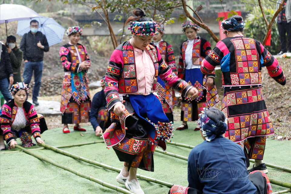 Junto con tambores de bronce y bailes, todos esos rasgos únicos y llenos de cualidades artísticas del grupo étnico Lo Lo no se pueden encontrar en ningún otro lugar. (Foto: VNA)