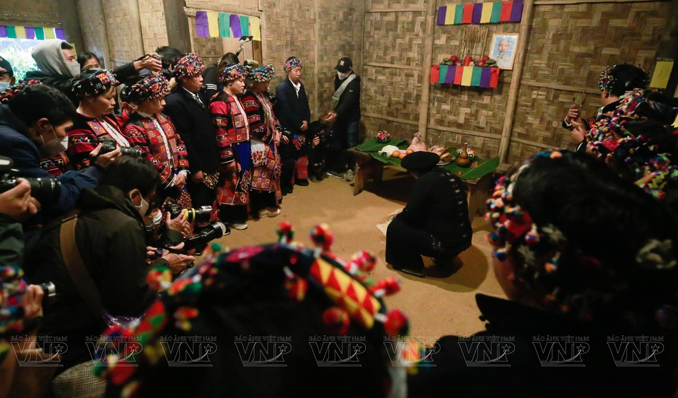 El mago Lo Si Pao y pobladores de Lo Lo en la aldea de Sang Pa A, pueblo de Meo Vac del distrito homónimo de la provincia de Ha Giang, realizaron el culto dedicado a los antepasados. (Foto: VNA)