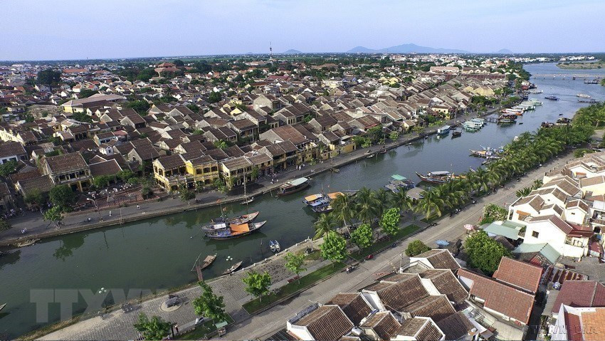 Ubicada a orillas del río Hoai, desde finales del siglo XVI, Hoi An era un centro de comercio internacional en la ruta comercial Este-Oeste, y el puerto comercial más próspero durante el reinado de los Señores Nguyen. Los barcos comerciantes de Japón, China, Portugal, España y los Países Bajos, entre otros, a menudo llegaban aquí para comprar y vender bienes. (Foto: VNA)