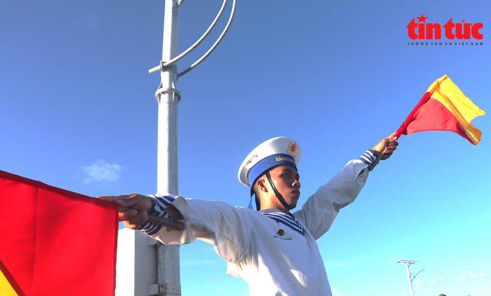 El soldado Dinh Thien Hoang cumple la tarea de guiar el barco a la isla de Song Tu Tay. (Foto: Periódico Tin Tuc)