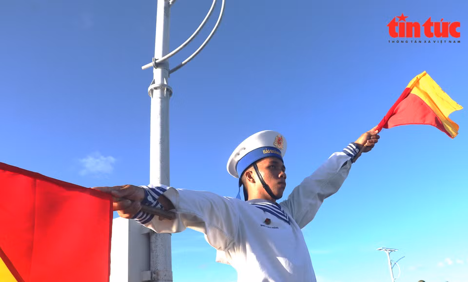 El soldado Dinh Thien Hoang cumple la tarea de guiar el barco a la isla de Song Tu Tay. (Foto: Periódico Tin Tuc)