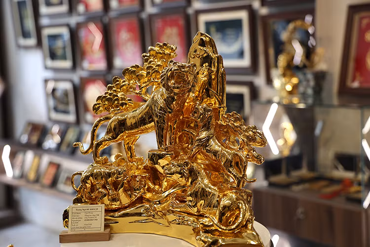 La estatua del tigre dorado tiene varios significados: alegría, felicidad, longevidad y paz. (Foto: Noticias/VNA)