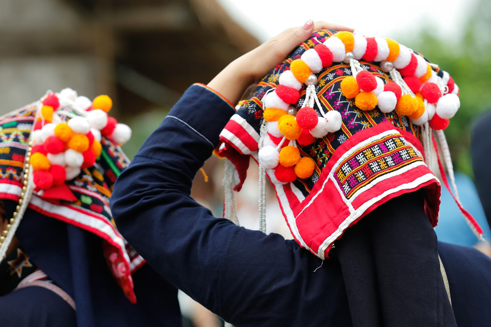 Las prendas típicas de las mujeres de Dao Quan Chet incluyen el traje tradicional, pantalones, cinturones, calzas, pañuelos en la cabeza y otras joyas acompañantes.